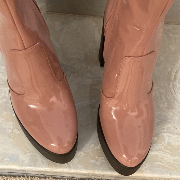 Levi-Tate Patent Platform Mid
Boots Plush/ Light Pink color - Picture 3 of 7